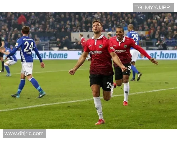 汉诺威队在主场以压倒性优势战胜沙尔克队创下历史性比分 汉诺威队在主场以压倒性优势战胜沙尔克队创下历史性比分